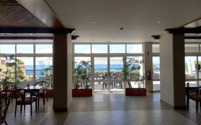 By the Beach & Pool Apartment