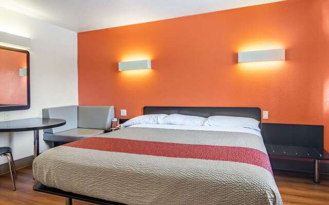 Motel 6 Youngstown, OH