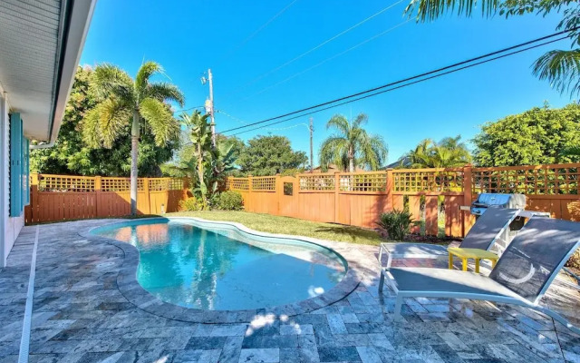 Sardinia Vacation Rental: Delightful Coastal Home near Vanderbilt Beach. Relax in a Private Pool and Spacious 4-BR Retreat with Modern Amenities. Ideal for Families. Minutes from Mercato and Local Attractions
