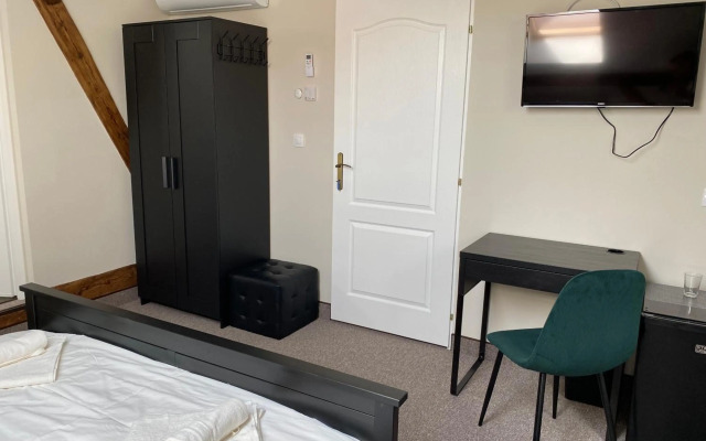 Theater Guesthouse with Parking