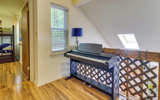 Fire Pit, Kayak & Gas Grill: Pocono Lake Home!