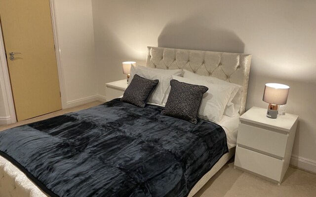 Royal Oak Apartment in Manchester Central Location