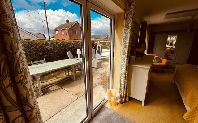 Luxury Adult-only 2-bedroom Bungalow With Hot Tub