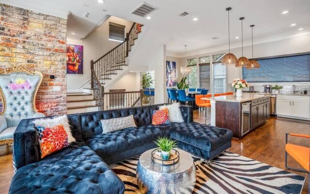 Posh Dtwn Midtown Home w Stunning Roof-topterrace