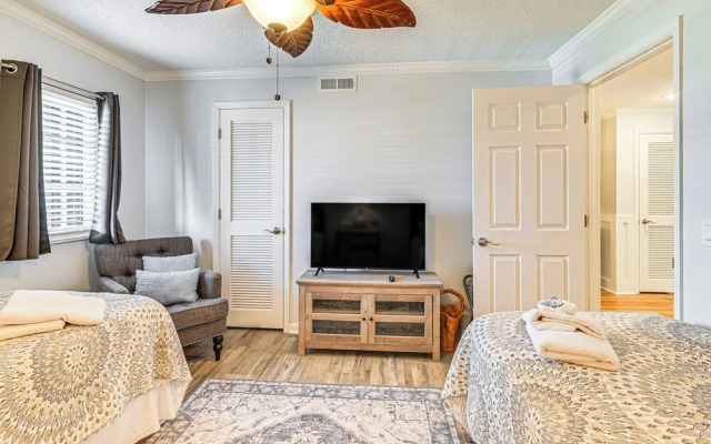 On-the-beach Escape: Oceanfront in Surfside!