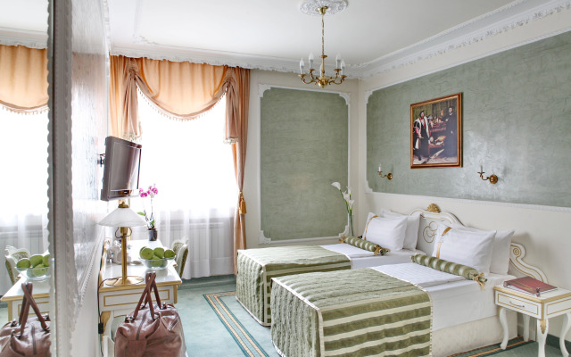 Queen's Astoria Design Hotel