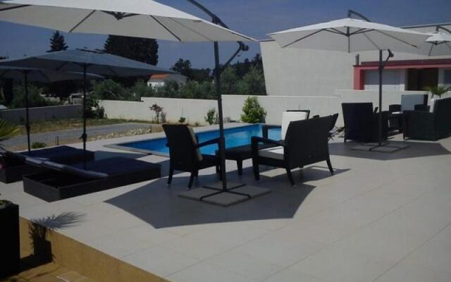 Markle - swimming pool and sunbeds - A5(2+2)