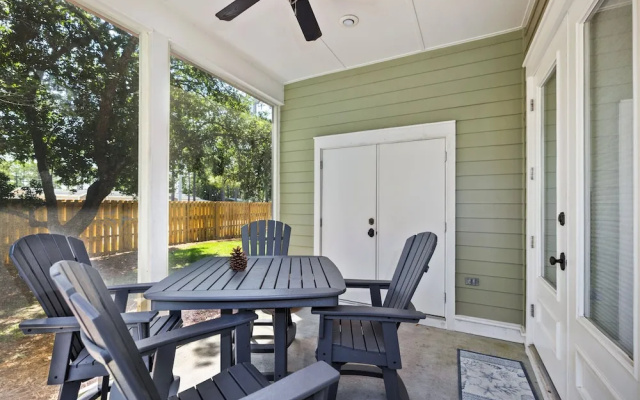2465 Bungalo 4 Bedroom Home by RedAwning