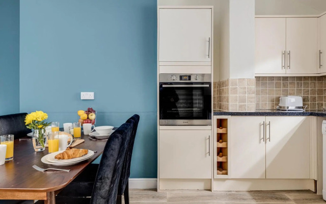 Luxury 2 Bed Garden Apartment With Parking