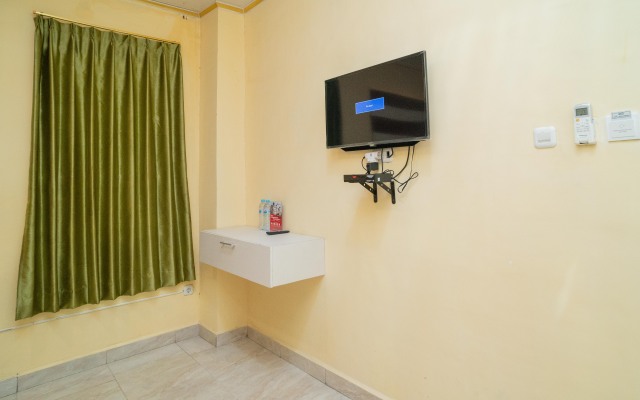 RedDoorz Plus Syariah near Pasar Turi