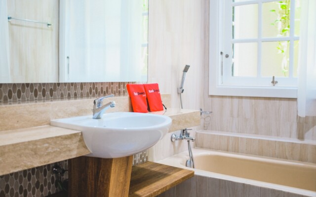 RedDoorz Premium near RS Pondok Indah