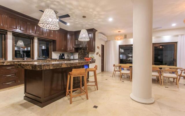 Steps to Best Beach VILLA UNICA 6Bedroom
