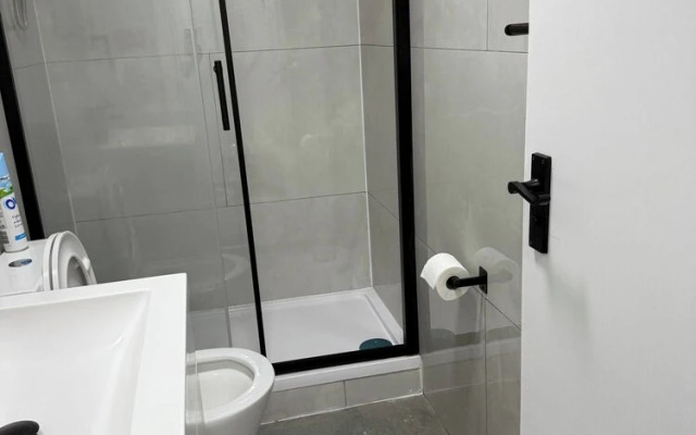 Peaceful Luton Apartment With Electric Heating & Wifi