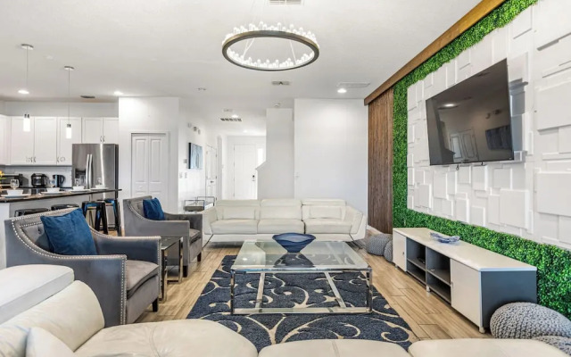 UpstaySpaciousHomePoolHotTubSleeps27