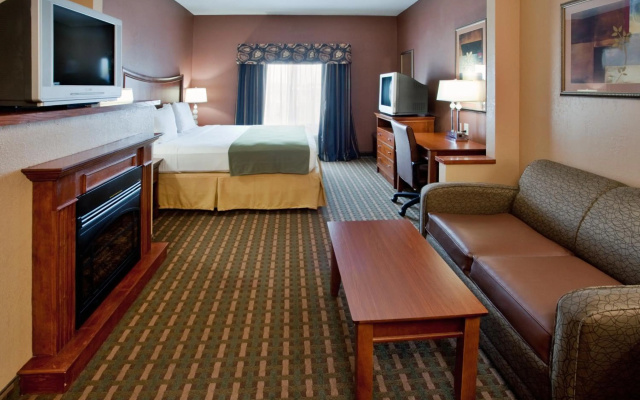 Holiday Inn Express & Suites Suffolk