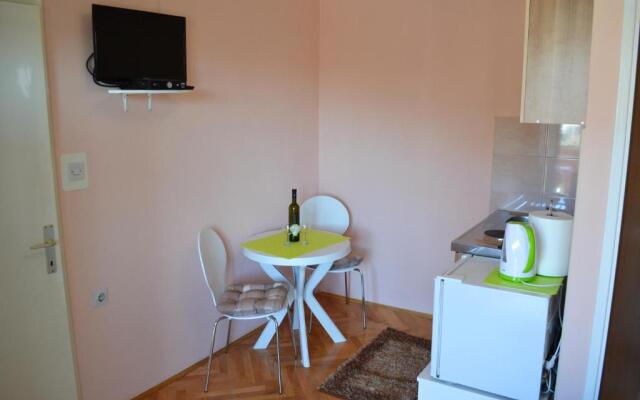 Apartment and Rooms Toka