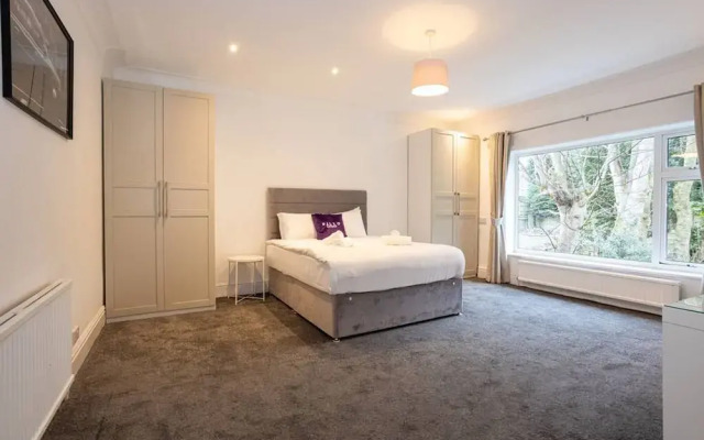 Spacious House With Parking Near Heaton Park