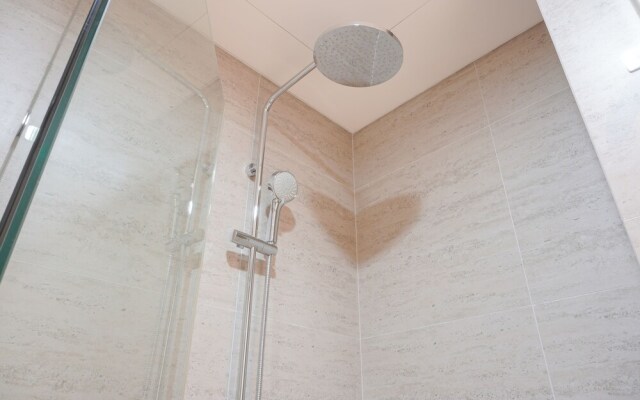 Nice And Comfort 1Br Apartment At Gold Coast