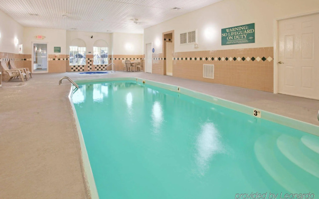 Country Inn & Suites by Radisson, Nevada, MO