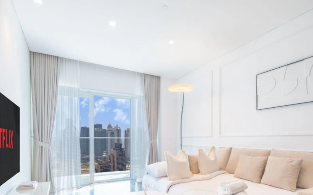 LUX Lavish Suite with Full Marina View 4