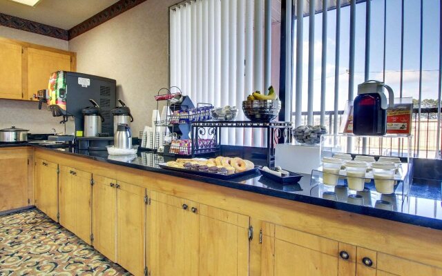 Econo Lodge Inn And Suites