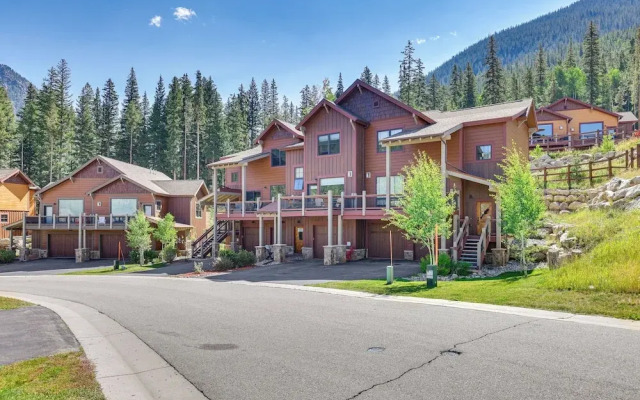 Ski Shuttle & Community Perks: Keystone Townhome