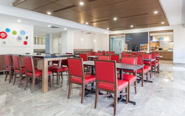 Holiday Inn Express & Suites Mississauga-Toronto Southwest, an IHG Hotel