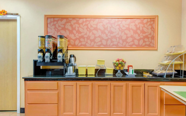 Days Hotel & Conference Center by Wyndham Methuen MA