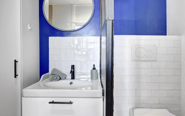 Bright 1BR Bastille Getaway - 4 Guests
