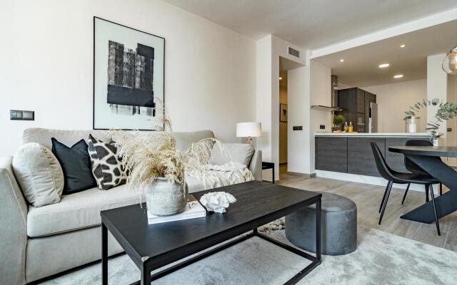 PR - Stunning flat front line beach Puerto Banus