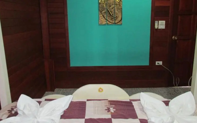 Jay Jay Bungalows and Restaurant