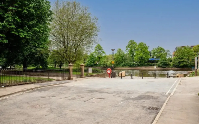 Blue Bridge View - Sleeps 7 With Free Parking
