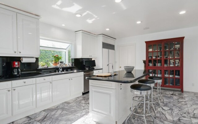 Hollywood Hills Upscale