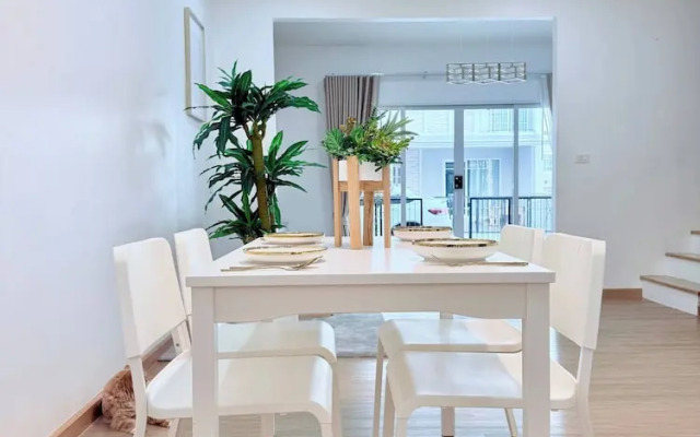 Minimalist Townhome Stay