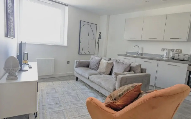 Modern 2 Bed Apt - 15 Mins to Birmingham