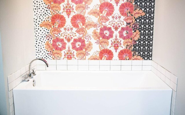 The Local - 2 Blocks to DT Fay - Walk Everywhere!