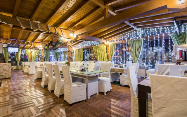 Green Wood Hotel