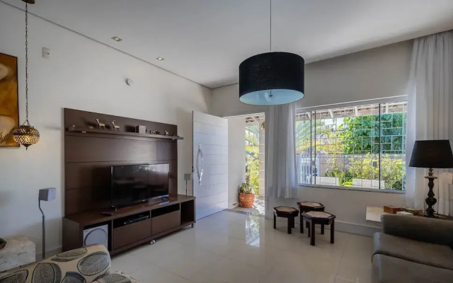 2BR House w/ Pool & BBQ in Penha Tzs210