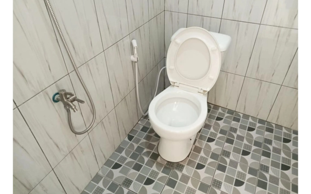 Hotel O 95063 Afifah Syariah Guest House Manado – Bathroom – Manado