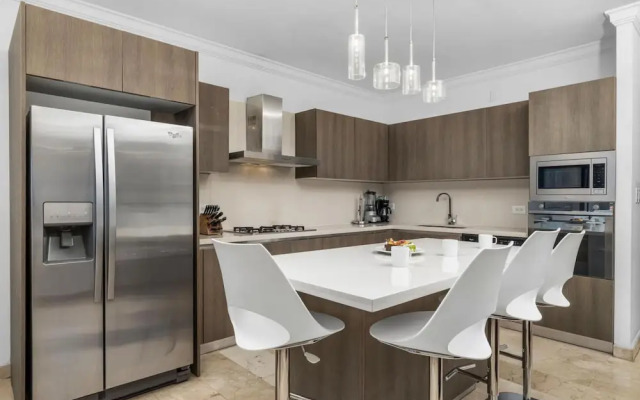 2BR 2BA Condo GYM Pool BBQ