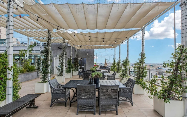 Stylish 2br/2ba At HWH by Oneluxstay