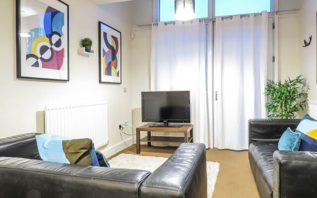 Tudors eSuites Park Central Apartment