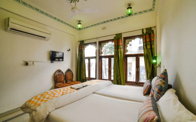 Hotal Devraj Niwas on Lake Pichola Udaipur