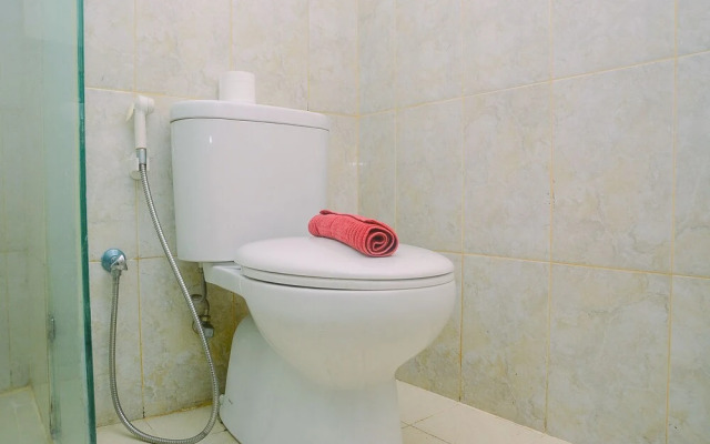 Cozy with Modern Design Studio Apartment at Tamansari The Hive