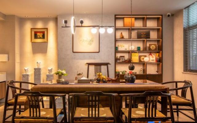 Can reside in a high-end villa (Longkan Wharf)