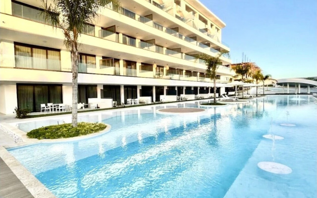 Luxury Apartment With Pool And Golf View