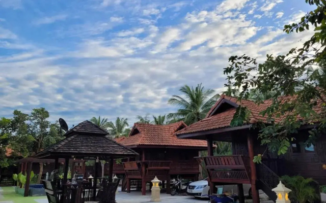 Ruen Thai Ampawa Resort