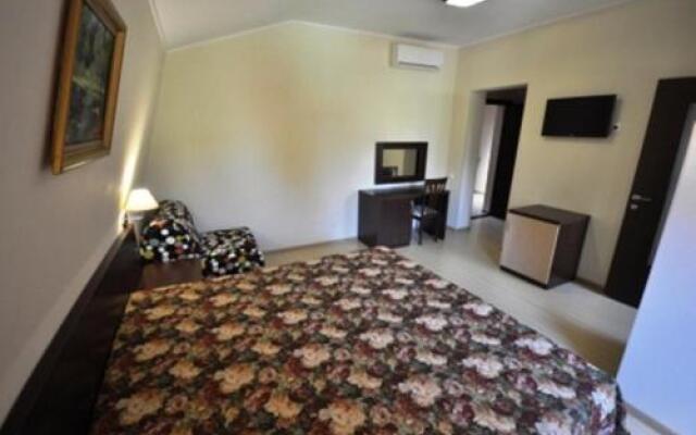 U Yasenia Guest House
