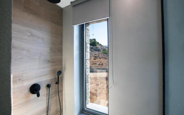 Seafront elegant villa, with infinity pool & devine views!