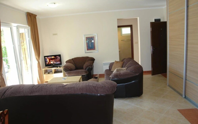 Franeta Two-bedroom Apartment, 2nd Floor, Street View, No.7